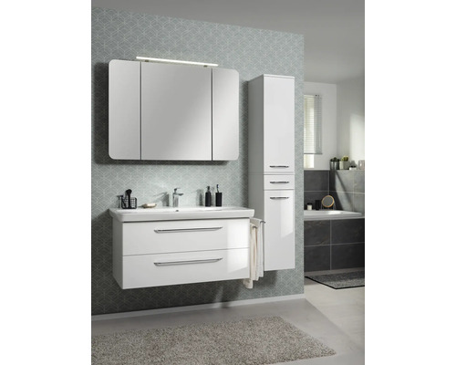 Modernes Badezimmermöbel-Set in Weiss Hochglanz mit Waschtischunterschrank, Keramikwaschbecken, dreitürigem Spiegelschrank und Hochschrank.