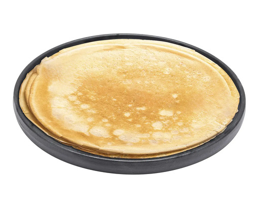 Stapel dünner Pfannkuchen auf einem runden schwarzen Teller.