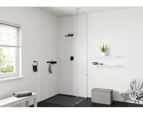 Salle de bains moderne et minimaliste avec douche italienne, paroi en verre et robinetterie noire. Aménagement clair et organisé.
