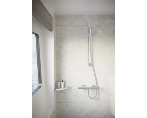 Modernes Duschset mit Thermostat-Armatur, Handbrause und Duschstange vor Wandfliesen in Marmoroptik. Inklusive kleiner Eckablage.