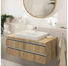Modernes Badezimmer mit schwebendem Waschtischunterschrank in Holzoptik, weißem Aufsatzwaschbecken, Chrom-Armatur und rundem Spiegel.