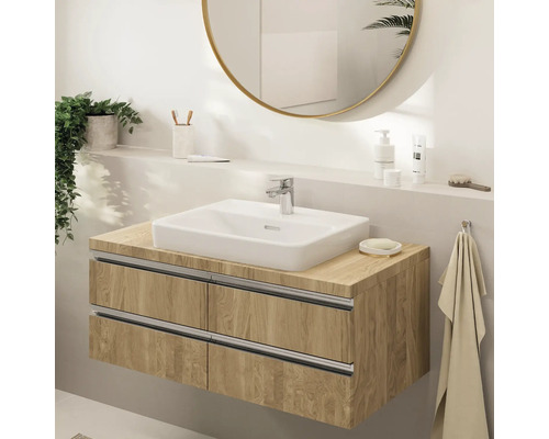 Modernes Badezimmer mit schwebendem Waschtischunterschrank in Holzoptik, weißem Aufsatzwaschbecken, Chrom-Armatur und rundem Spiegel.