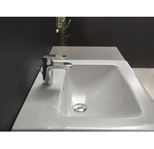 Weißes rechteckiges Waschbecken aus Keramik mit einer verchromten Einhebel-Mischbatterie in einem modernen Badezimmer.