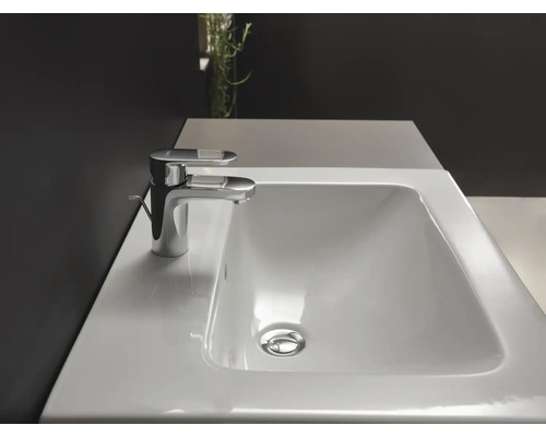 Weißes rechteckiges Waschbecken aus Keramik mit einer verchromten Einhebel-Mischbatterie in einem modernen Badezimmer.