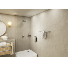 Modernes Badezimmer mit ebenerdiger Dusche, weißer Duschwanne, Glaswand, Holz-Waschtisch und hellen Fliesen in Steinoptik.