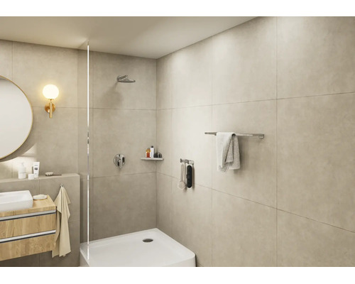 Modernes Badezimmer mit ebenerdiger Dusche, weißer Duschwanne, Glaswand, Holz-Waschtisch und hellen Fliesen in Steinoptik.