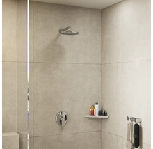 Moderne Dusche mit rundem Regenduschkopf, Einhebelmischer und großformatigen Wandfliesen. Inklusive Ablage und Badzubehör für einen ordentlichen Look.