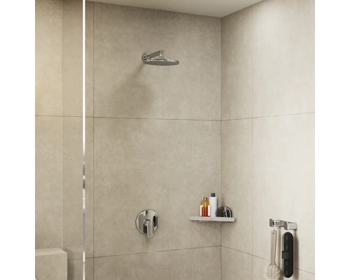 Moderne Dusche mit rundem Regenduschkopf, Einhebelmischer und großformatigen Wandfliesen. Inklusive Ablage und Badzubehör für einen ordentlichen Look.