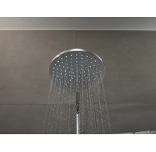 Grosse runde Kopfbrause mit Wasserstrahlen aus den Düsen.