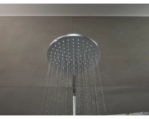 Grosse runde Kopfbrause mit Wasserstrahlen aus den Düsen.