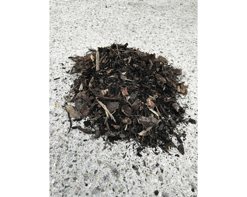 Écorce de pin foncée en morceaux pour le paillage et la protection du sol.