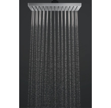 Pomme de douche pluie rectangulaire en métal brillant avec jets d'eau.