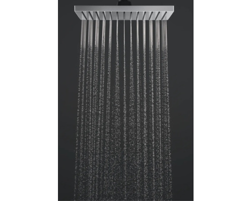 Pomme de douche pluie rectangulaire en métal brillant avec jets d'eau.