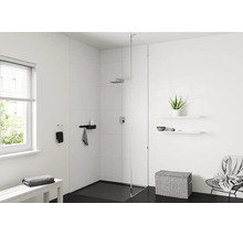 Salle de bains moderne et lumineuse avec douche à l'italienne, paroi en verre, carrelage blanc, sol noir, étagères et panier à linge en osier.