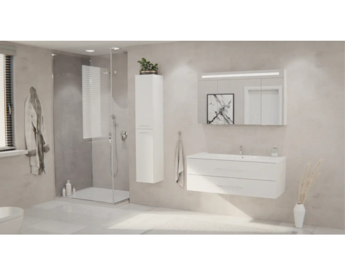 Modernes, helles Badezimmer mit weissem Waschtischunterschrank, Spiegelschrank mit Beleuchtung, Hochschrank und begehbarer Glasdusche.