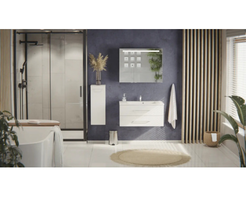 Modernes Badezimmer mit weißem Waschtischunterschrank, Spiegelschrank, Dusche mit schwarzem Rahmen und einer freistehenden Badewanne.