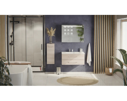 Salle de bains moderne avec ensemble meuble vasque clair, armoire de toilette, douche à l'italienne et baignoire îlot au design lumineux.