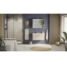 Salle de bains moderne avec ensemble meuble vasque clair, armoire de toilette, douche à l'italienne et baignoire îlot au design lumineux.
