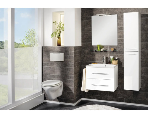 Helles, organisiertes Badezimmer mit Waschtischunterschrank, Hochschrank, Wand-Toilette und großem Spiegel vor gefliester Wand.