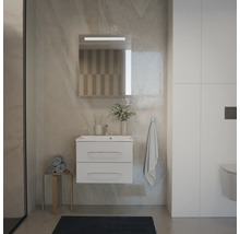 Modernes Badezimmer-Set mit weissem Waschbeckenunterschrank, zwei Schubladen und Spiegelschrank mit LED-Licht an einer Wand in Marmor-Optik.