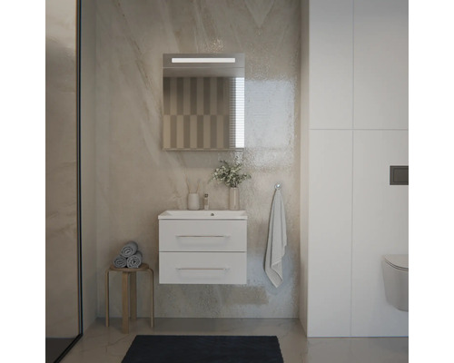 Modernes Badezimmer-Set mit weissem Waschbeckenunterschrank, zwei Schubladen und Spiegelschrank mit LED-Licht an einer Wand in Marmor-Optik.