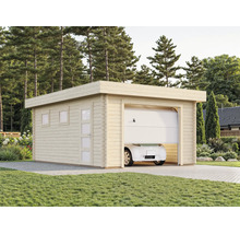 Garage en bois avec toit plat, porte sectionnelle, porte latérale et fenêtres, situé sur une surface pavée dans un jardin avec des arbres.