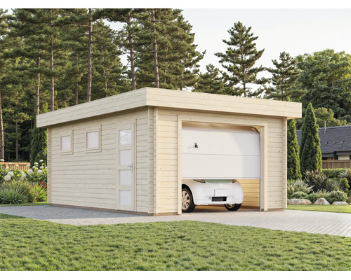 Garage en bois avec toit plat, porte sectionnelle, porte latérale et fenêtres, situé sur une surface pavée dans un jardin avec des arbres.