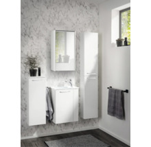 Modernes weisses Badezimmer-Set bestehend aus Waschbeckenunterschrank, Spiegelschrank, Hochschrank und Seitenschrank vor Wand mit Marmormuster.