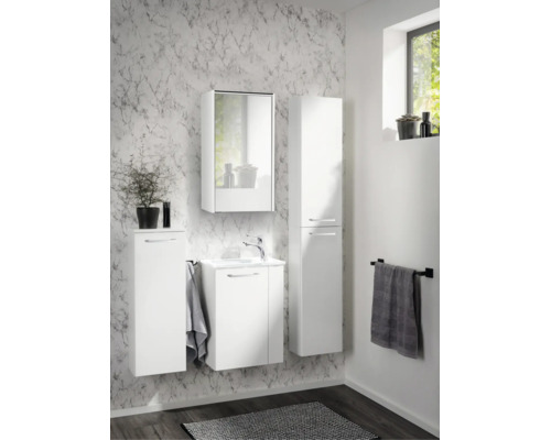 Modernes weisses Badezimmer-Set bestehend aus Waschbeckenunterschrank, Spiegelschrank, Hochschrank und Seitenschrank vor Wand mit Marmormuster.