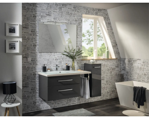 Salle de bains moderne avec meuble sous vasque anthracite, armoire latérale, grand miroir et baignoire en îlot.