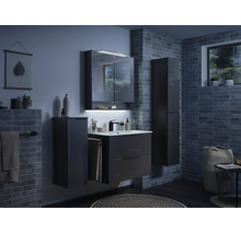 Salle de bain moderne avec meuble sous-vasque gris foncé, lavabo, armoire de toilette avec éclairage LED et colonnes de rangement sur murs carrelés.
