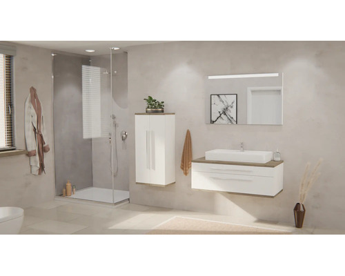 Salle de bain lumineuse et organisée avec douche en verre, meuble sous-vasque blanc, vasque à poser et armoire haute au design moderne.