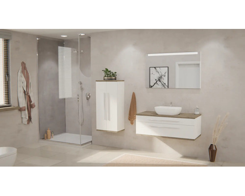 Salle de bains moderne avec douche vitrée, meuble sous-vasque blanc, vasque à poser, armoire mi-haute blanche et grand miroir éclairé.