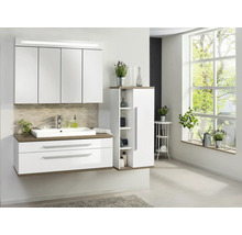 Ensemble de salle de bains moderne avec meuble sous-vasque blanc, armoire de toilette éclairée et meuble latéral aspect bois dans une pièce lumineuse.