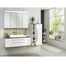 Ensemble de salle de bains moderne blanc avec accents bois, comprenant armoire de toilette éclairée, meuble sous-lavabo et armoire haute.