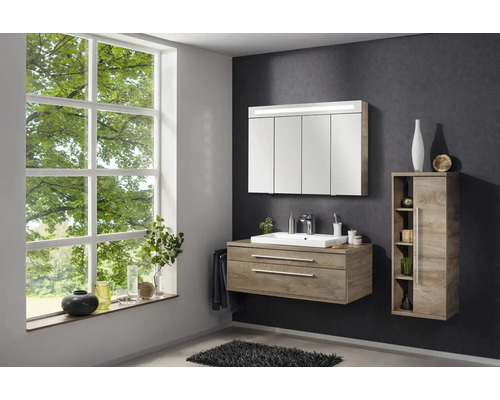Ensemble de salle de bain moderne aspect bois avec meuble sous-lavabo, vasque blanche, armoire de toilette avec éclairage et armoire latérale.