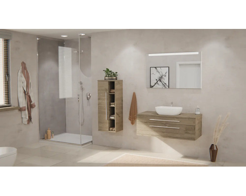 Salle de bain moderne avec meuble sous-vasque aspect bois, vasque à poser, miroir éclairé et douche à l'italienne en verre.