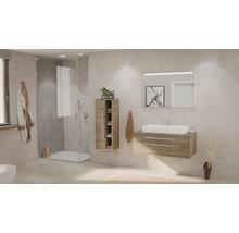 Salle de bains moderne avec meuble sous-vasque en bois, vasque à poser blanche, miroir éclairé, armoire haute et douche en verre.