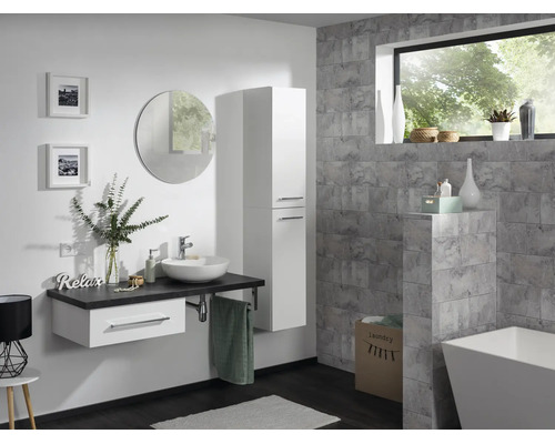 Salle de bain moderne avec meuble sous-vasque blanc, plan de travail sombre, vasque à poser, armoire haute et miroir rond.
