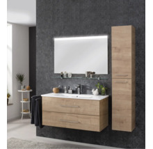 Ensemble de meubles de salle de bains aspect chêne avec sous-vasque, lavabo en céramique, miroir LED, tablette en verre et armoire haute.