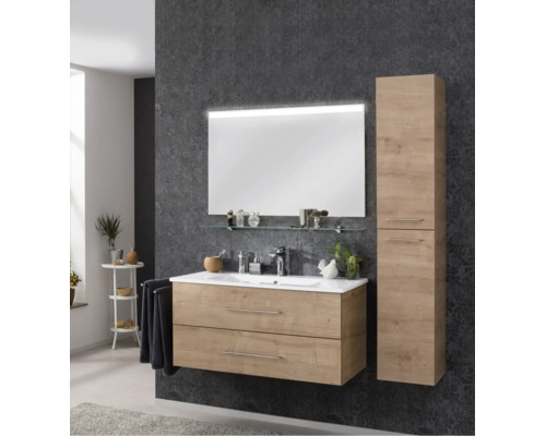 Ensemble de meubles de salle de bains aspect chêne avec sous-vasque, lavabo en céramique, miroir LED, tablette en verre et armoire haute.