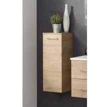 Meuble de salle de bain latéral suspendu en décor chêne avec porte et poignée en métal dans une salle de bain moderne.