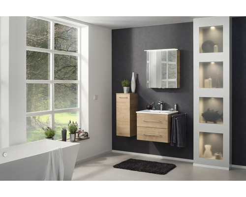Salle de bain moderne et lumineuse avec meubles en aspect bois, vasque blanche, armoire de toilette, baignoire îlot et grande fenêtre.