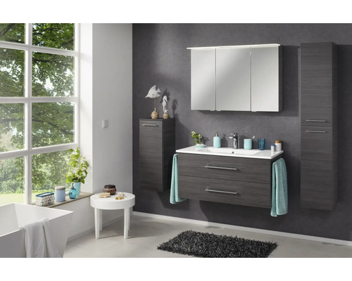 Ensemble de meubles de salle de bains moderne en aspect bois foncé avec meuble sous vasque, armoire de toilette et deux armoires latérales.