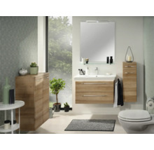 Ensemble de salle de bain moderne aspect bois avec meuble sous vasque, lavabo en céramique, miroir mural éclairé et colonnes de rangement.