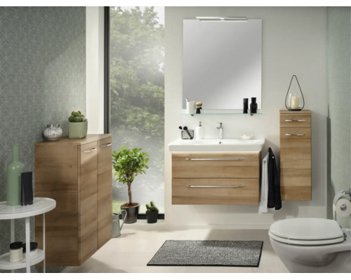 Ensemble de salle de bain moderne aspect bois avec meuble sous vasque, lavabo en céramique, miroir mural éclairé et colonnes de rangement.