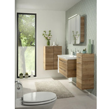 Salle de bains moderne et lumineuse avec meubles suspendus aspect bois, meuble sous-lavabo, armoire de toilette et meubles latéraux.