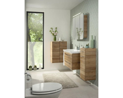 Salle de bains moderne et lumineuse avec meubles suspendus aspect bois, meuble sous-lavabo, armoire de toilette et meubles latéraux.
