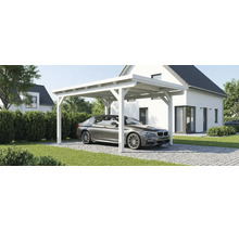 Abri de voiture en bois blanc avec toit plat devant une maison moderne blanche avec une voiture garée sur une allée pavée.