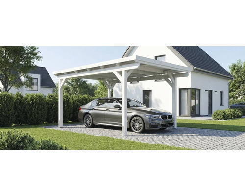 Abri de voiture en bois blanc avec toit plat devant une maison moderne blanche avec une voiture garée sur une allée pavée.